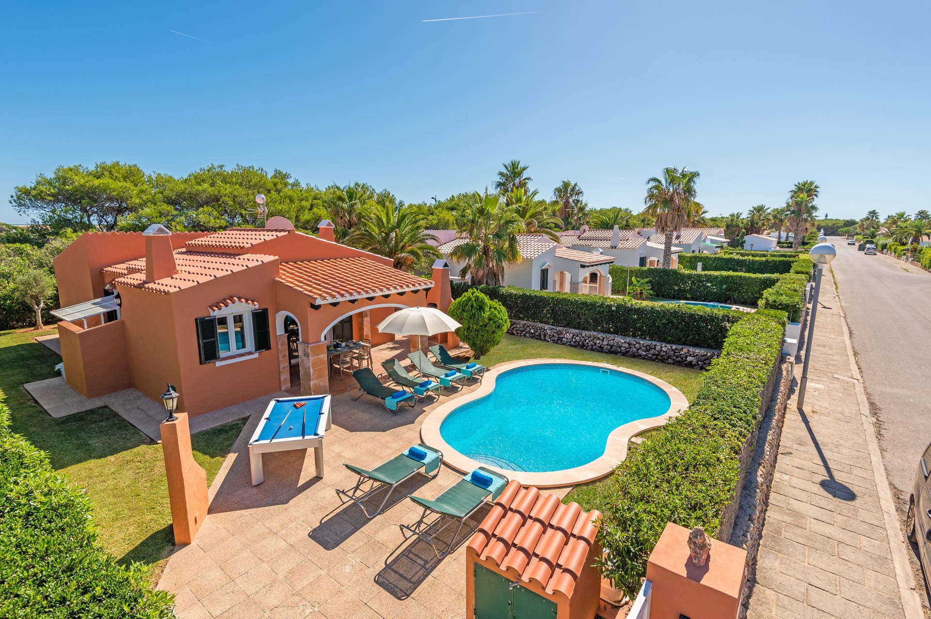 Piscina de una villa en Menorca, agua cristalina